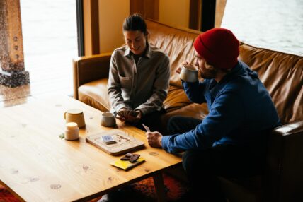 couple playing cribbage